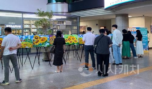 [크기변환]사본 -4. 제2회 아산시 발달장애인 그림전시회 ‘꿈을 그리다’ 큰 호응 (3).jpg