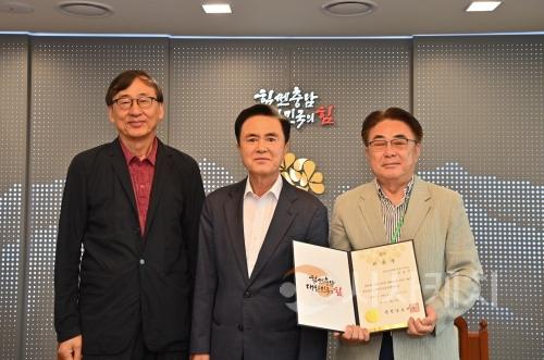 f_(왼쪽부터)김광현_총괄건축가_김태흠_충남도지사_박호영_수석건축가.jpg