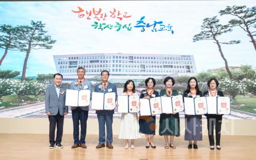 [크기변환]사진4_충남교육청, 2025년 8월말 퇴임 교원 정부포상 전수식.JPG
