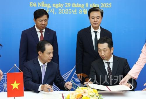 f_김태흠 지사와 르엉 응우옌 민 찌엣 인민위원장 환담에 이어 정걸기 충남 베트남사무소 소장과 응우옌 쑤안 빈 다낭시 외무국장은 다양한 분야 협력 강화를 위한 업무협약을 체결했다 1.jpg