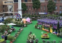 [크기변환]사본 -4. 대전시‘0시 축제’거리 곳곳에 꽃피운 꿈씨 패밀리-구충남도청사 중정(꿈돌이정원 전경) 3.jpg