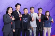 f_사진1.왼쪽 두 번째부터 디엔디라인 도광섭 총괄대표, 보차이미디어 리롄 대표, 동념달 도광일 대표, 디엔디라인 이상현 COO가 행사장 포토월 앞에서 나란히 포즈를 취하고 있다..jpg