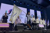 [포맷변환][크기변환][크기변환]사본 -흥이나유 페스티벌 대회기 전달2(조직위 강창희 위원장).jpg