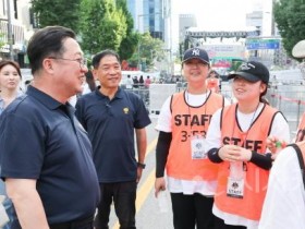 [크기변환]사본 -이장우 시장, 시민들과 시간여행 퍼레이드 감상4.jpg