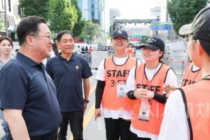 [크기변환]사본 -이장우 시장, 시민들과 시간여행 퍼레이드 감상4.jpg