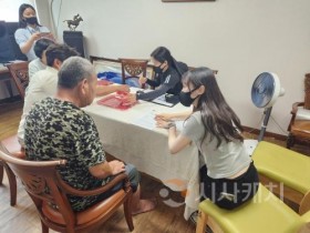 f_공주시 소재 시설 입소자를 대상으로 찾아가는 신청 안내를 하고 있는 모습.jpg
