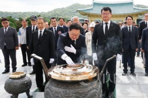 [크기변환][크기변환]2. 이장우 대전시장 국립대전현충원 방문3.jpg