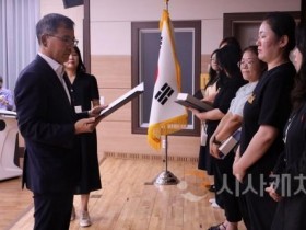 f_보도자료(아산교육지원청. 교육공무직원 송공패 수여식 및 임용장 교부식 개최)1.jpg