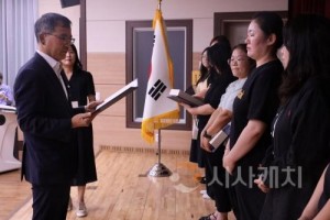 f_보도자료(아산교육지원청. 교육공무직원 송공패 수여식 및 임용장 교부식 개최)1.jpg