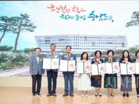 [크기변환]사진4_충남교육청, 2025년 8월말 퇴임 교원 정부포상 전수식.JPG