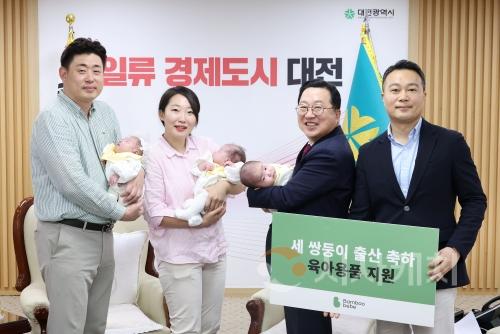 f_2. "세쌍둥이 모두 무럭무럭 자라길… 이장우 대전시장과 함께 백일잔치2.jpg