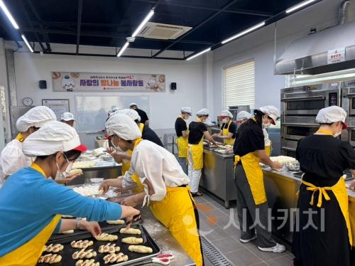 f_사진1_ 직원들 직접 구운 피자빵으로 아이들에게 웃음 전해.jpeg