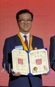f_(조원휘 의원 제공) 대전시의회 조원휘 의장 금장 수상.jpeg