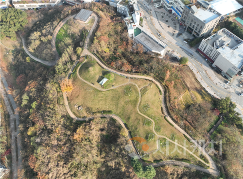 f_한솔동 고분군 전경(문화유산과).png