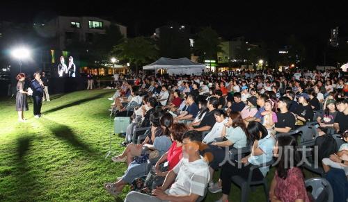 [크기변환]2. 수변공원에서 펼쳐진 감성 무대 제3회 뮤직토크쇼 성황리 개최1.jpeg