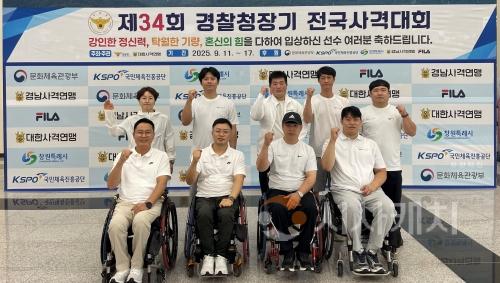 f_(앞줄 왼쪽부터) 장성원 감독, 김정남, 조정두, 유연수 선수 (뒷줄 왼쪽부터) 김연미, 최재윤, 권상현 선수(체육진흥과).jpg