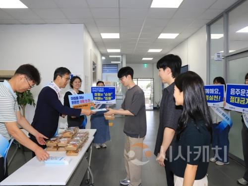 f_1. 출근길, 원장이 샌드위치를 전달하는 모습.JPG