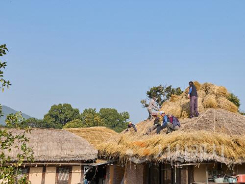 [크기변환]1. 아산시, 짚과 돌담길 따라 떠나는 ‘외암민속마을’의 가을 축제 (5).jpg