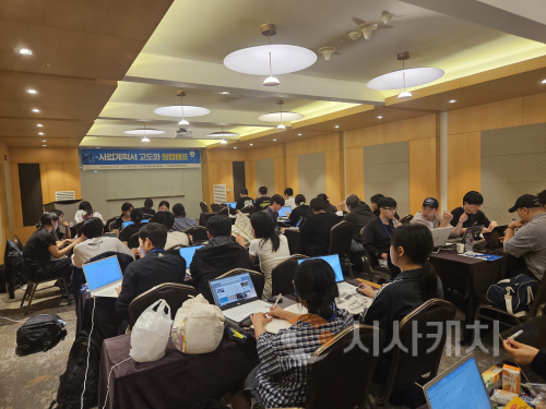 f_사진 1. 창업캠프에 참여한 학생들이 사업계획서를 작성하고 있다.png