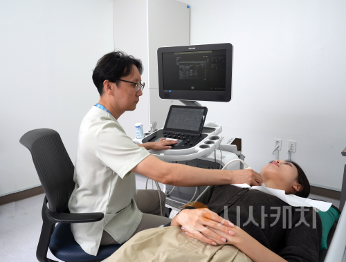 f_단국대병원 유원상 갑상선센터장이 갑상선 초음파 검사를 하고 있다.png