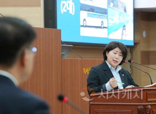 [크기변환]제262회 아산시의회 임시회 5차 본회의 김은복 의원.jpg
