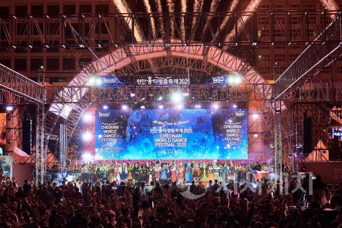 [크기변환]2. 김석필 천안시장 권한대행 부시장이 28일 천안종합운동장 주무대에서 열린 천안흥타령춤축제 2025 폐막식에서 축제에 참여한 무용단, 방문단 등과 다 함께 춤을 추고 있다 (2).jpg