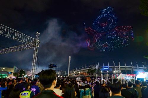 [크기변환]3. 28일 천안종합운동장 일원에서 천안흥타령춤축제 2025 폐막을 축하하는 드론 라이트쇼가 펼쳐지고 있다 (1).jpg