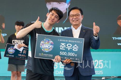 [크기변환]3. 김석필 천안시장 권한대행 부시장이 지난 27일 천안종합운동장 주무대에서 열린 천안흥타령춤축제 2025 펌프잇업 월드 챔피언쉽 시상식에서 마스터부 준우승자 류수석 씨와 기념촬영을 하고 있다..jpg