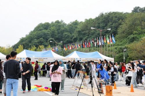 [크기변환]사진 4. 선문대 ‘2025 추석맞이 글로컬 상호문화 축제를 진행했다.jpg