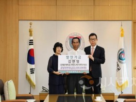 [크기변환]사진 1. 故 김연정 학생 부모님과 문성제 총장(오른쪽)이 기념 촬영을 했다.jpg