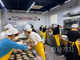 f_사진1_ 직원들 직접 구운 피자빵으로 아이들에게 웃음 전해.jpeg