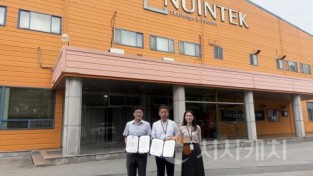 [크기변환]사진 1. 선문대-뉴인텍 협약 체결 후 기념사진 촬영(왼쪽부터 선문대 윤종환 센터장, 뉴인텍 조윤석 이사, 뉴인텍 정주영 부장).jpg