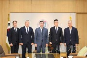 f_사진 1. 기념촬영 사진(좌측 두번째 부터 사나예프 볼리딘 엘라모노비치 부의장, 루스탐 이사예브 부대사, 문성제 총장, 최창하 부총장).JPG