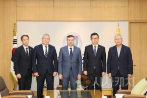 f_사진 1. 기념촬영 사진(좌측 두번째 부터 사나예프 볼리딘 엘라모노비치 부의장, 루스탐 이사예브 부대사, 문성제 총장, 최창하 부총장).JPG