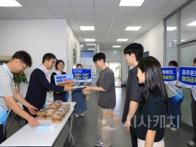 f_1. 출근길, 원장이 샌드위치를 전달하는 모습.JPG