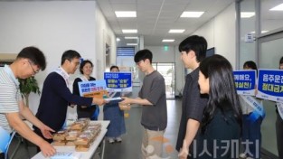 f_1. 출근길, 원장이 샌드위치를 전달하는 모습.JPG