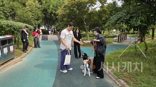 [크기변환]10. 아산시, 신정호 지방정원에서 반려동물과 함께하는 캠페인 추진 (3).jpg