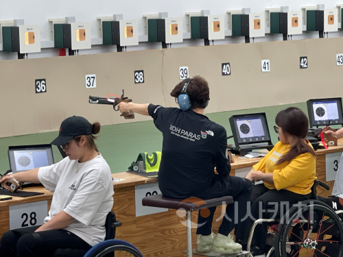 f_조정두(가운데) 선수 사격 모습(체육진흥과).png