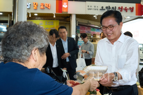 f_일자리경제과(김석필 천안시장 권한대행 전통시장 방문) (1).png
