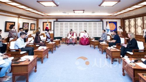 [크기변환]최민호 시장 외신 기자단 간담회1(공보관).jpeg