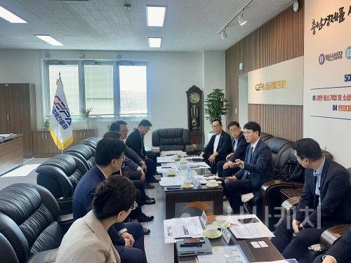 [크기변환][사진] 25.10.16. 충남경제진흥원, 도내 중소기업 수출 활성화를 위해  관련 협‧단체와 간담회 개최.jpg