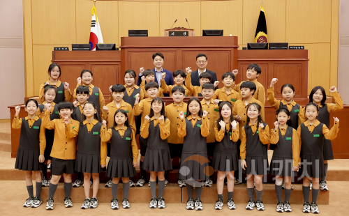 f_대전성모초등학교 4학년 대전시의회 견학-1_단체사진.png