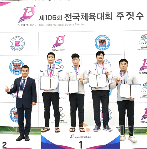 f_사진 1. 박경준 교수(좌측)와 수상자들이 기념 촬영을 했다.png