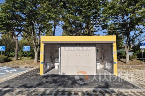 [크기변환]4. 아산시, 신정호정원 장애인 화장실 설치 완료.jpg