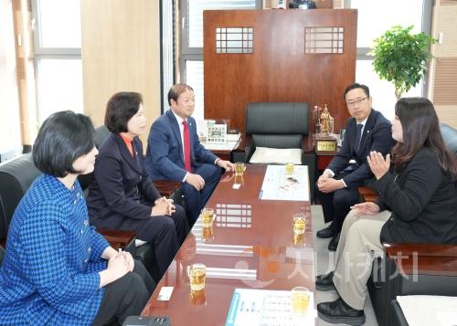 f_사진2) 아산시의회, 신청사 견학 온 영등포구의회와 간담회 개최(2).JPG