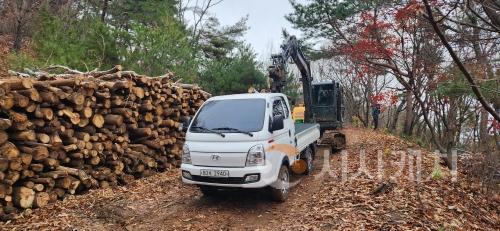 f_사랑의 땔감 나눔을 위해 부산물을 싣고 있는 모습(산림자원과).jpg