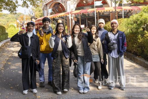 [크기변환]사진 2. 선문대 한국어교육원생이 한국 여가 문화를 체험 하고 있다.jpg