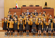 f_대전성모초등학교 4학년 대전시의회 견학-1_단체사진.png