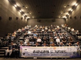 [크기변환]사진 2. 토크콘서트 참가자가 단체사진을 촬영했다.jpg