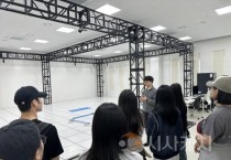 f_사진 2. 동작분석기 원리와 특성에 대한 설명을 듣고 있다.jpg